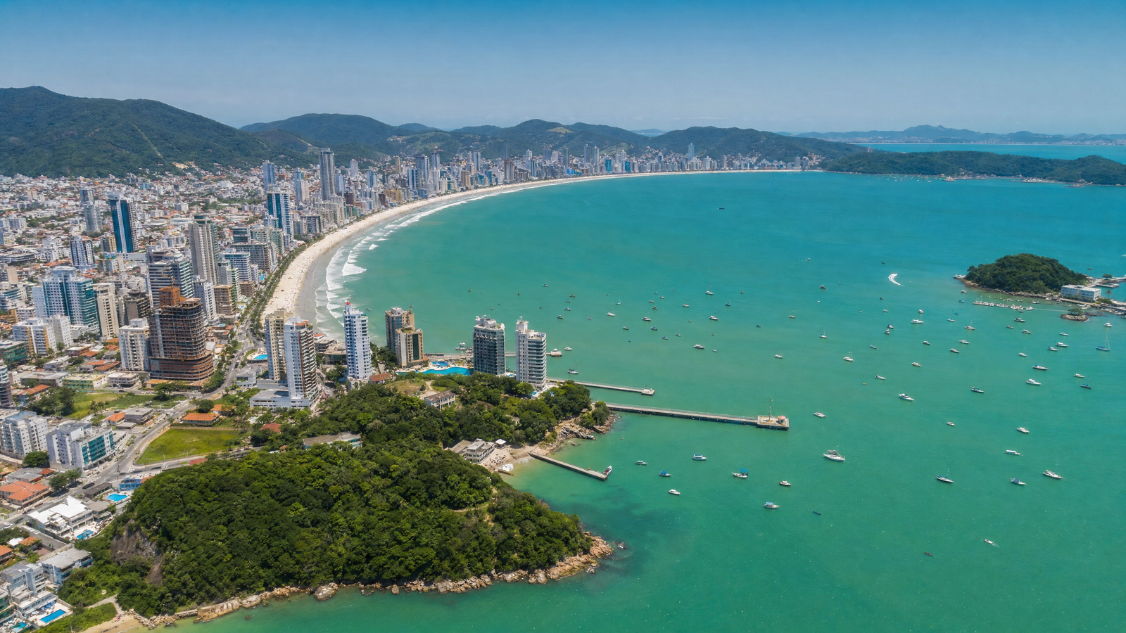 Vista aérea da Costa Esmeralda com empreendimentos de alto padrão