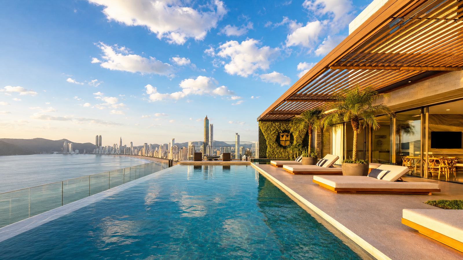 Piscina infinita com vista para Balneário Camboriú